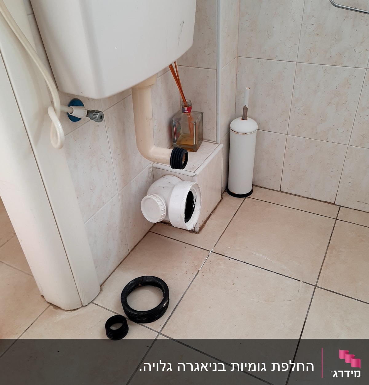 חלקי צנרת פלסטיק וחיבורים על רצפת חדר אמבטיה